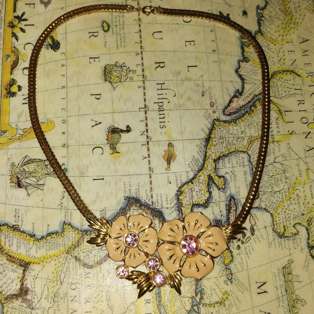 ❤️TRIFARI Gold Serptentine Pink Enamel Floral and Pink Crystal Necklace